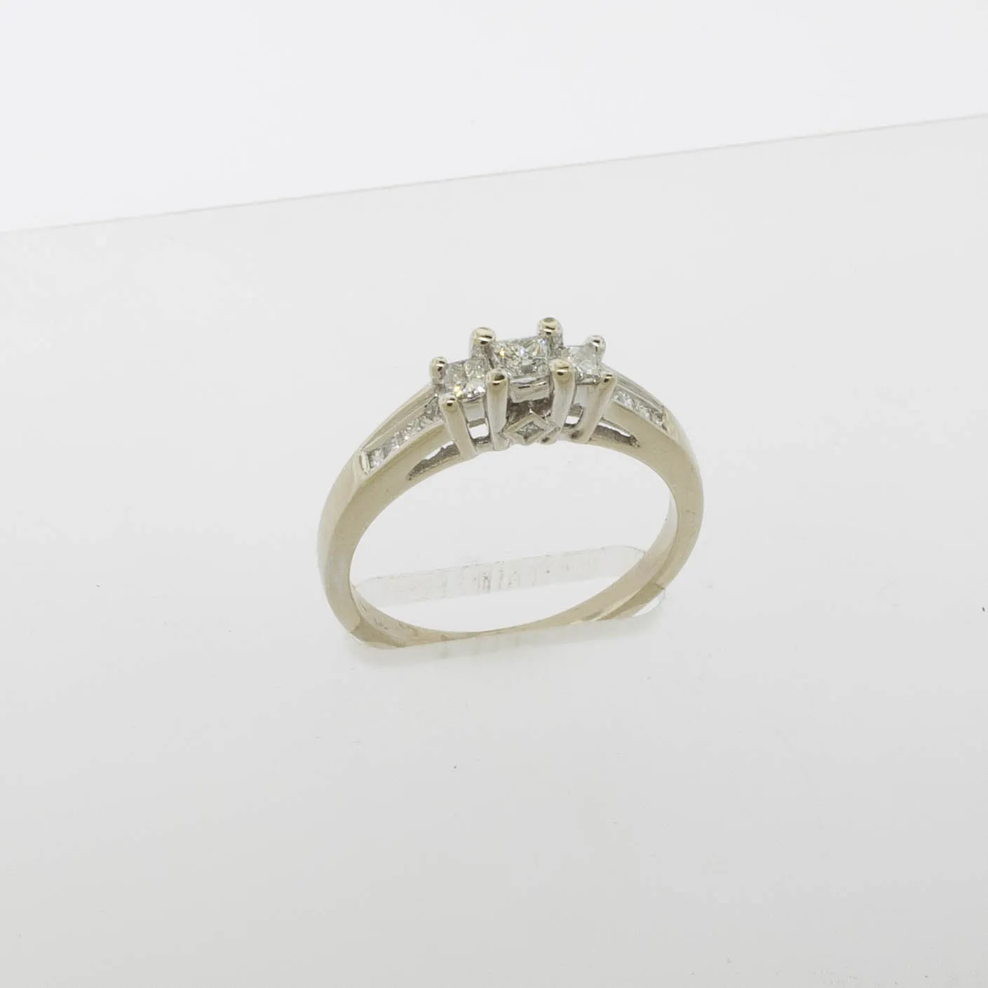 14K White Gold 3 Diamond Ring with Accent Diamonds Size 7.5 Preowned Jewelry
