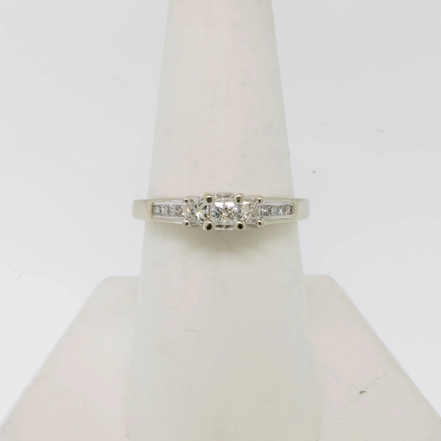 14K White Gold 3 Diamond Ring with Accent Diamonds Size 7.5 Preowned Jewelry