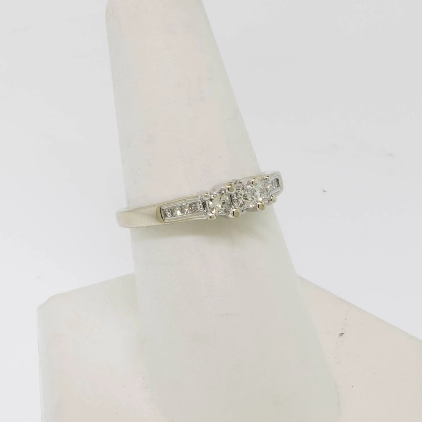 14K White Gold 3 Diamond Ring with Accent Diamonds Size 7.5 Preowned Jewelry