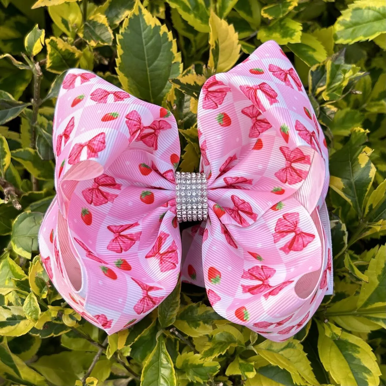 Coquette bow & strawberry printed on checker hair bows. 4PCS/$10.00 BW-DSG-1031.
