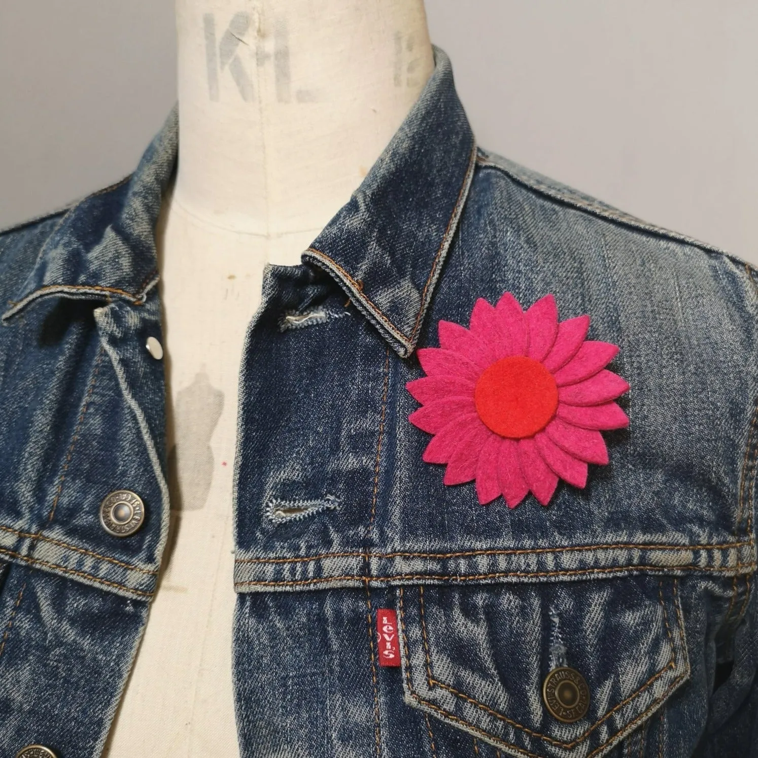 Retro Daisy Brooch - Pink